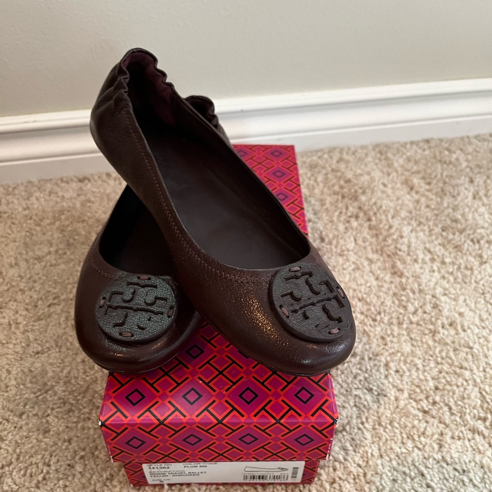 Tory Burch MINNIE TRAVEL BALLET in plum. Size 9. NIB.